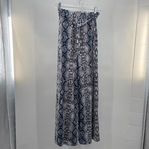 Capella flair leg pants. Size Medium NWT